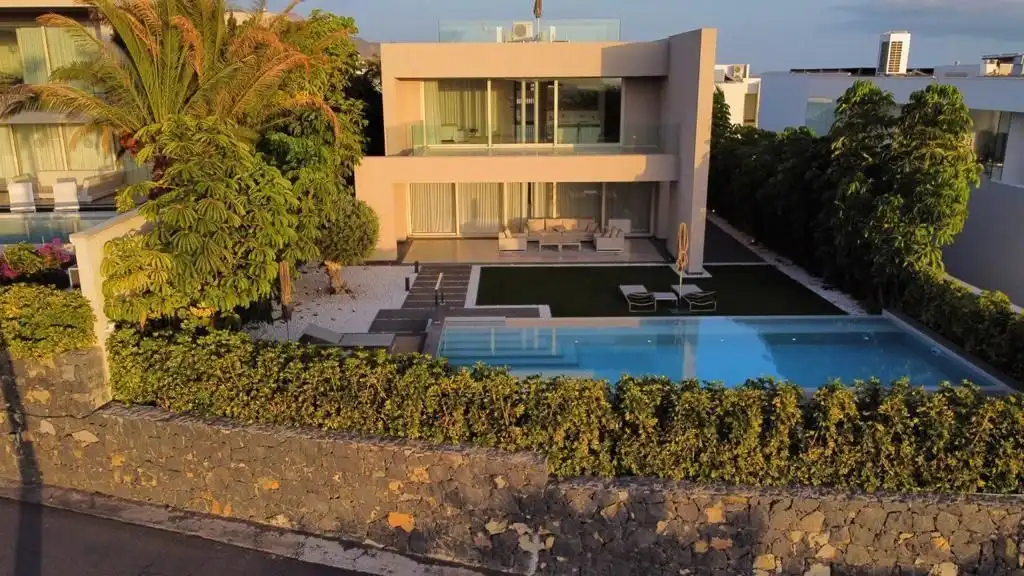 Vista exterior de Casa o chalet en venta en Adeje con Aire acondicionado, Jardín privado y Terraza