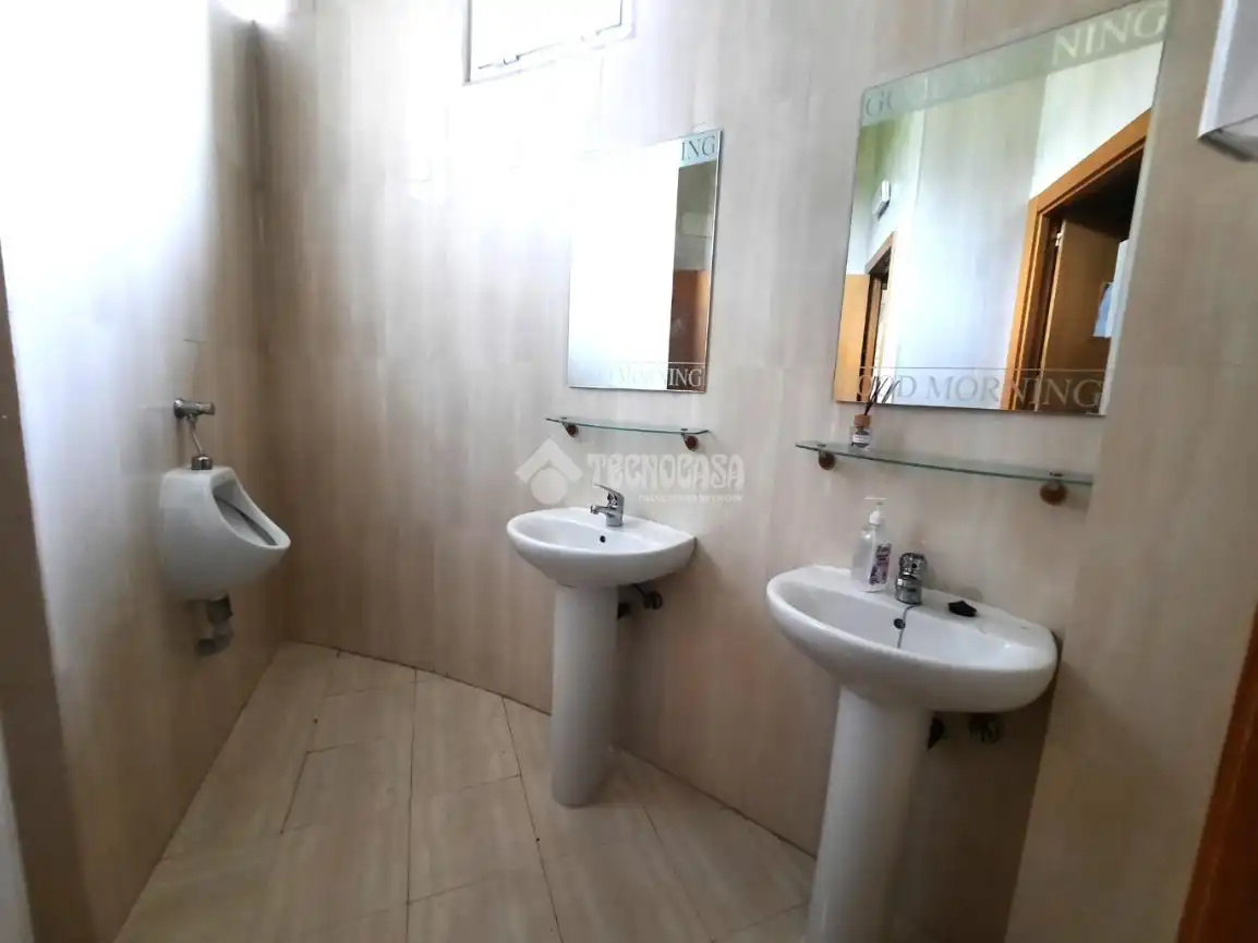 Badezimmer von Geschaftsraum zur Miete in Madrid mit Klimaanlage