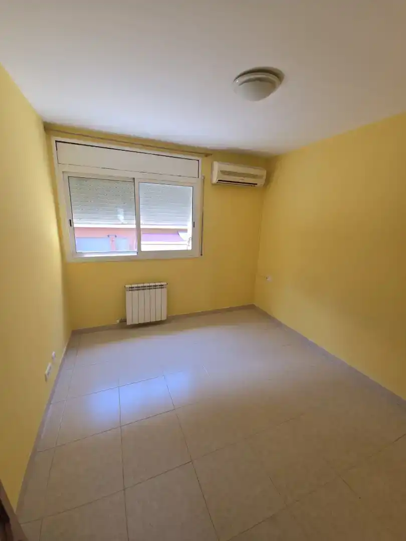 Schlafzimmer von Einfamilien-Reihenhaus zum Verkauf in Mataró mit Klimaanlage und Balkon