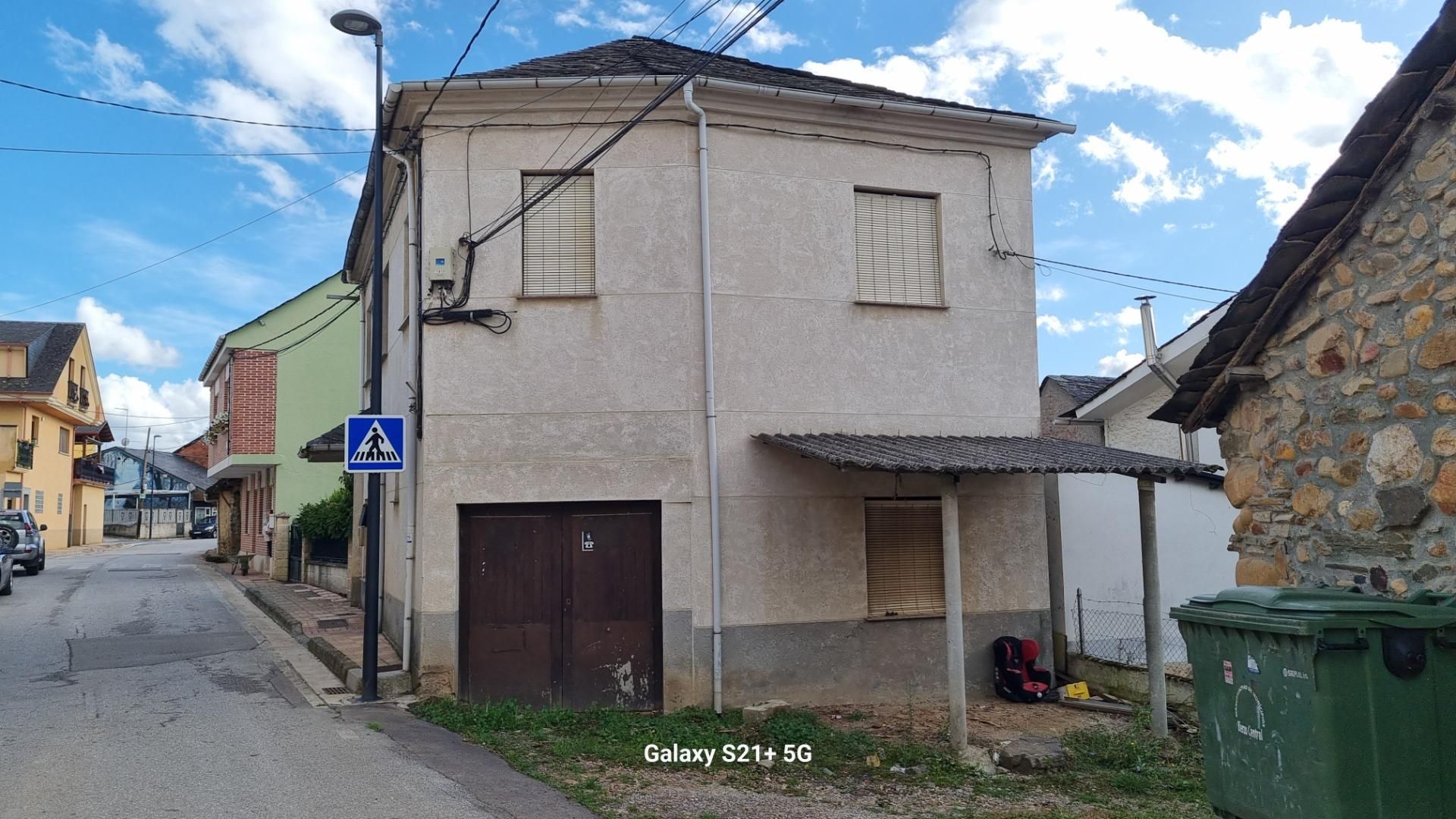 Vista exterior de Casa o xalet en venda en Arganza amb Jardí privat