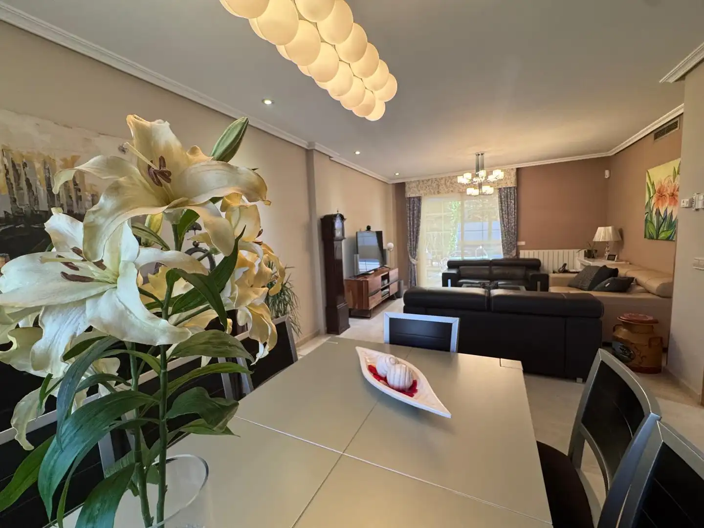 Comedor de Casa adosada en venta en Boadilla del Monte con Aire acondicionado, Calefacción y Jardín privado
