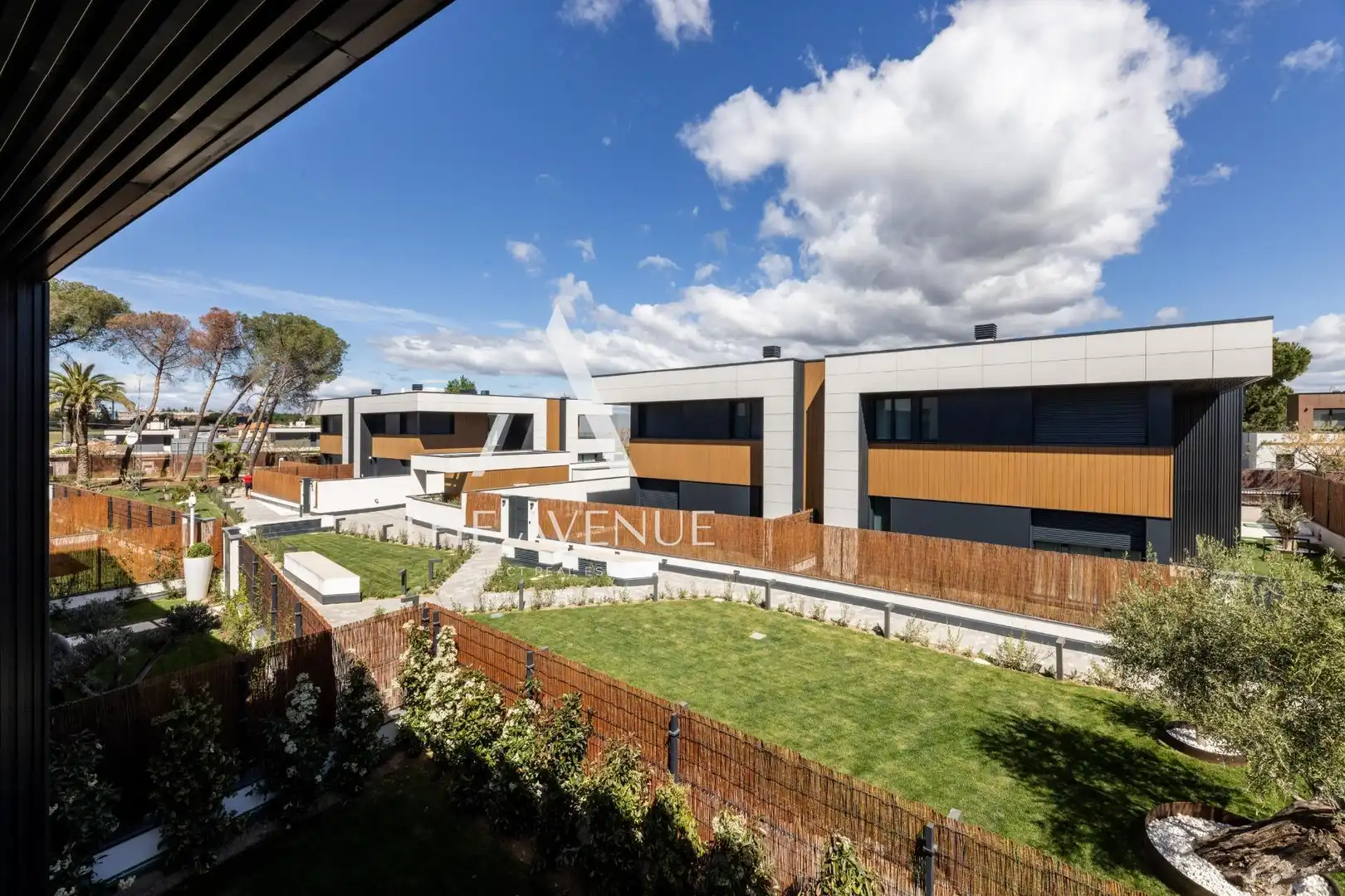Vista exterior de Casa adosada en venda en Pozuelo de Alarcón amb Calefacció, Piscina i Balcó