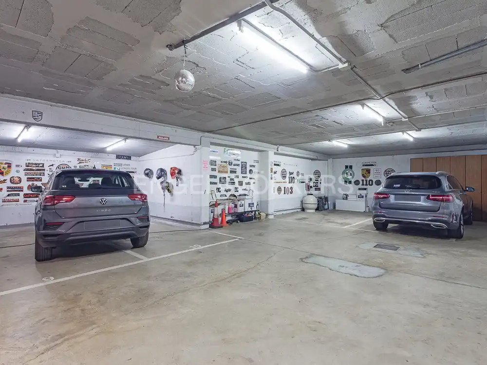 Parking de Casa o chalet en venta en Barcelona con Aire acondicionado, Calefacción y Jardín privado
