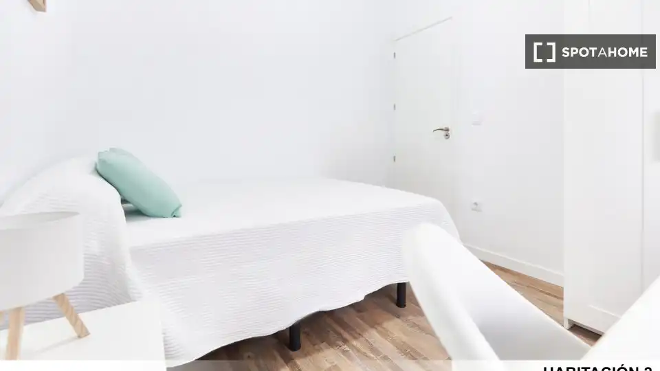 Bedroom of Flat for share in Sevilla  with Air Conditioner, Heating and Furnished
