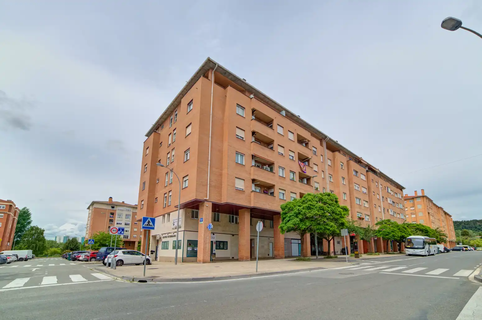 Vista exterior de Piso en venta en Burlada / Burlata con Calefacción, Parquet y Terraza