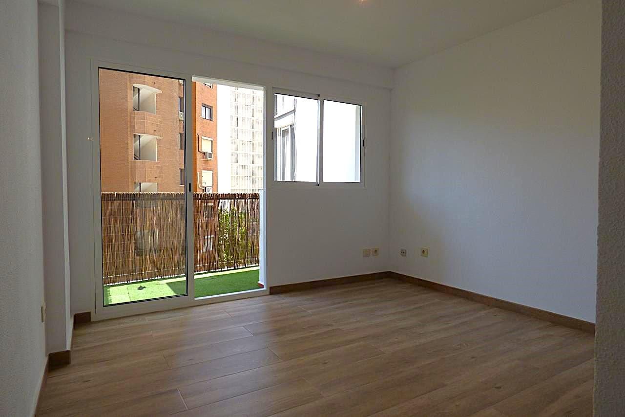 Dormitori de Apartament en venda en Benidorm amb Jardí privat, Terrassa i Piscina