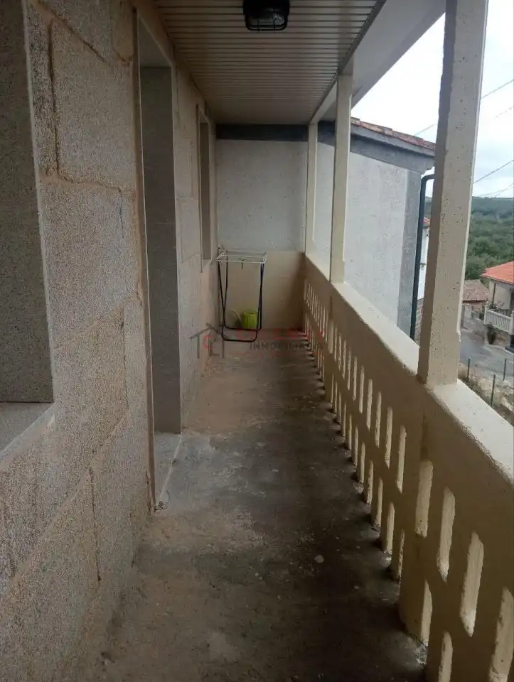 Terrasse von Einfamilien-Reihenhaus zur Miete in San Cibrao das Viñas mit Heizung und Balkon