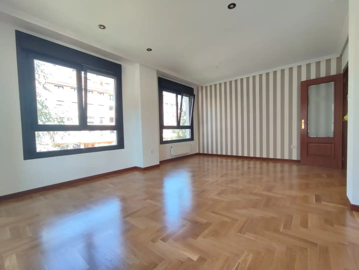 Sala de estar de Piso de alquiler en Gijón  con Calefacción, Parquet y Terraza