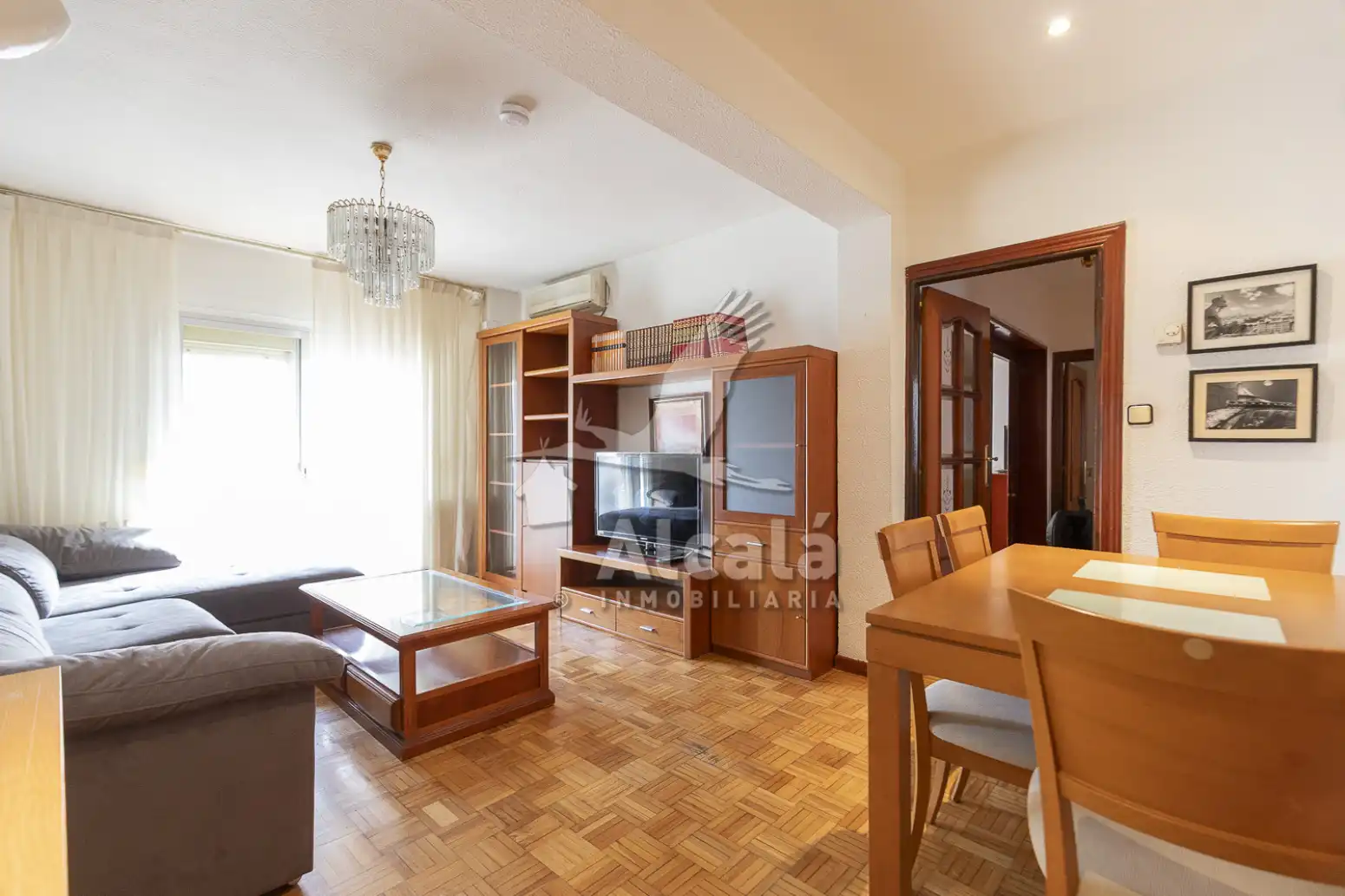 Living room of Flat for sale in Alcalá de Henares  with Air Conditioner, Heating and Parquet flooring
