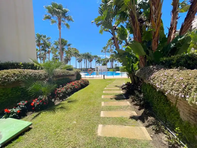 Jardín de Piso de alquiler en Estepona con Jardín privado, Terraza y Amueblado
