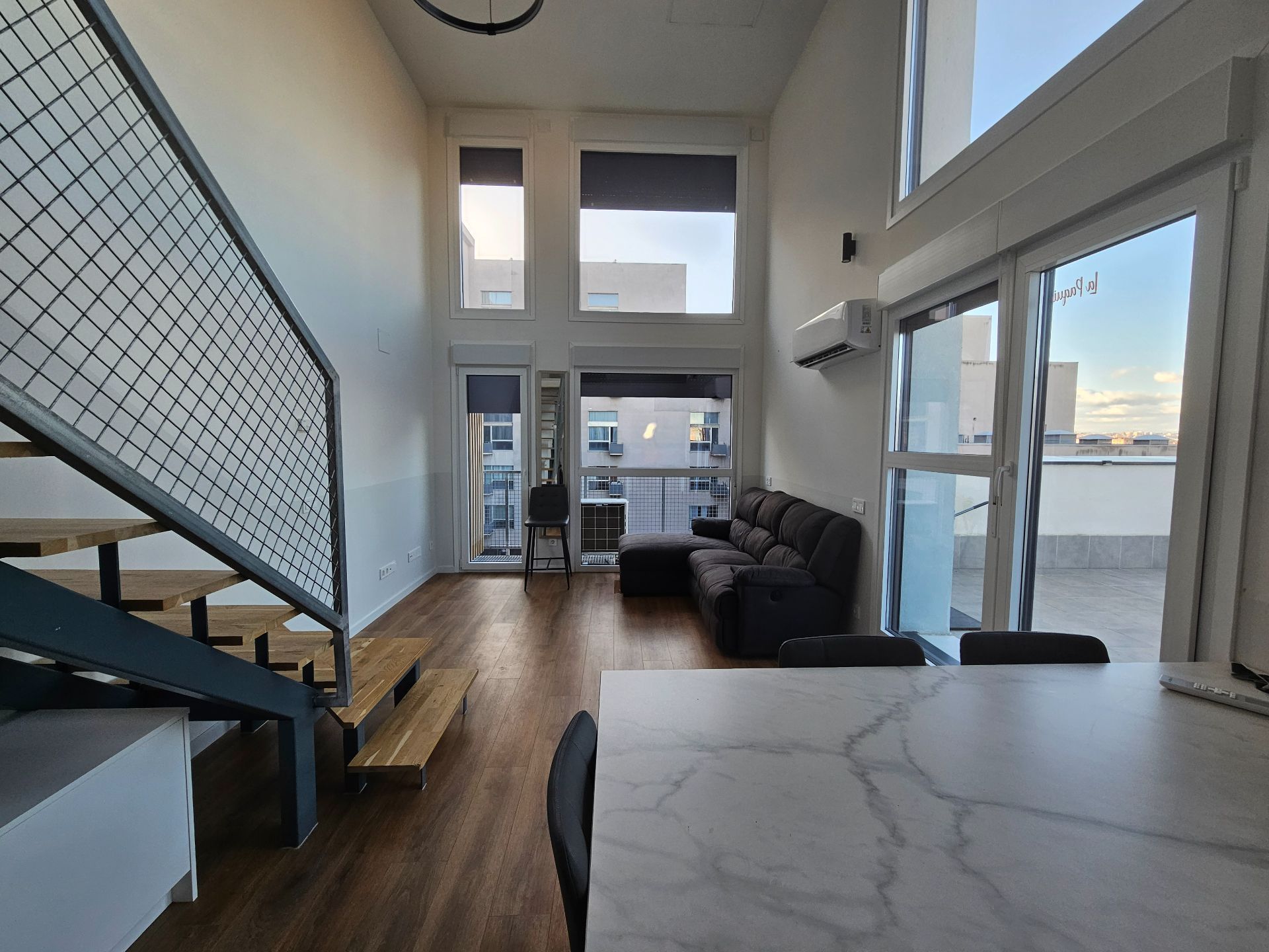 Sala de estar de Dúplex de alquiler en  Madrid Capital con Aire acondicionado, Calefacción y Terraza