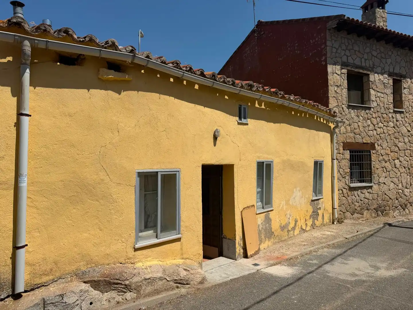 Vista exterior de Casa adosada en venda en Ávila amb Calefacció