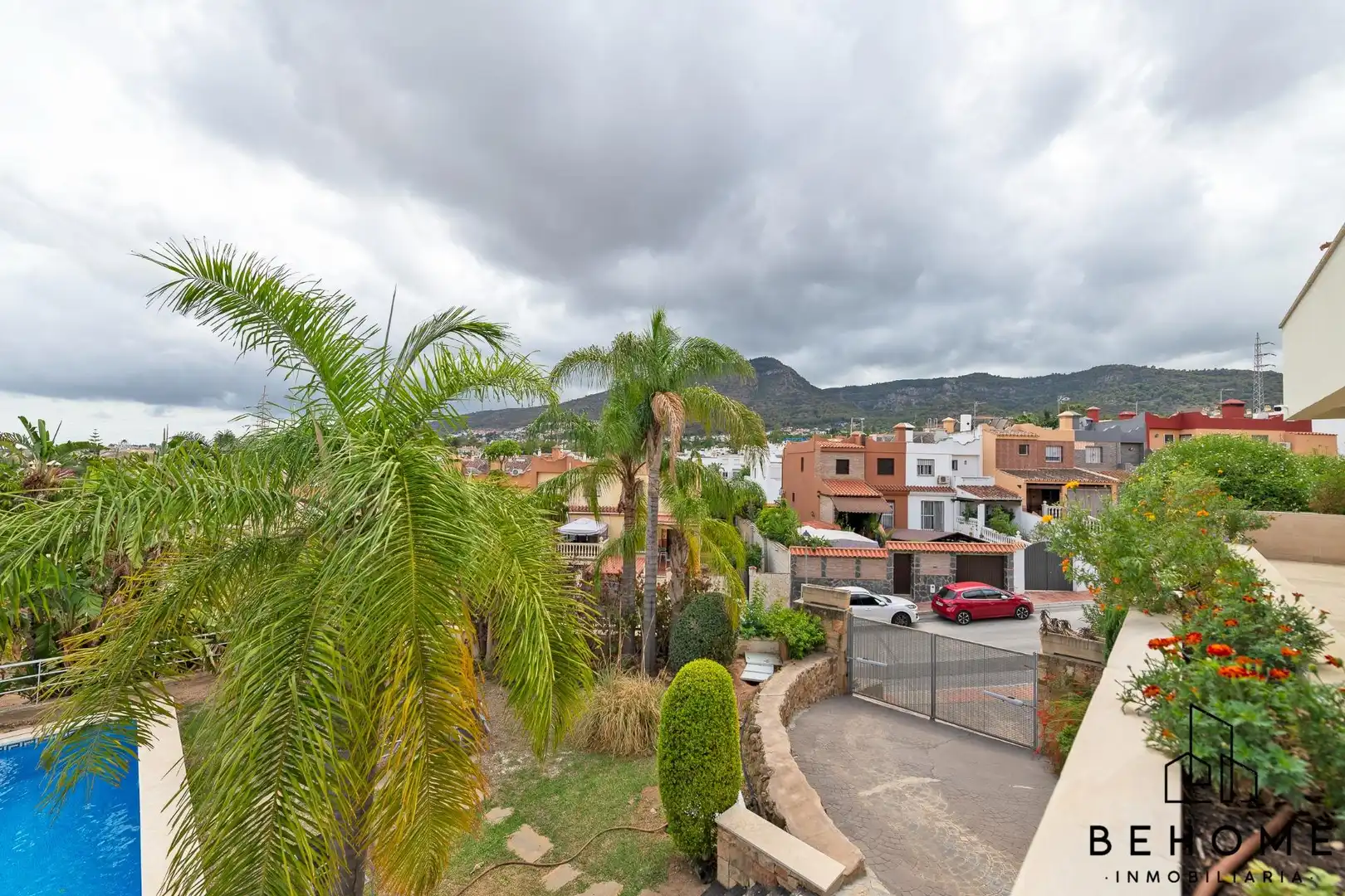 Vista exterior de Casa o xalet en venda en Alhaurín de la Torre amb Aire condicionat, Jardí privat i Terrassa