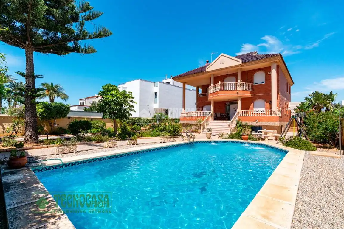 Vista exterior de Casa o xalet en venda en Roquetas de Mar amb Calefacció, Parquet i Terrassa