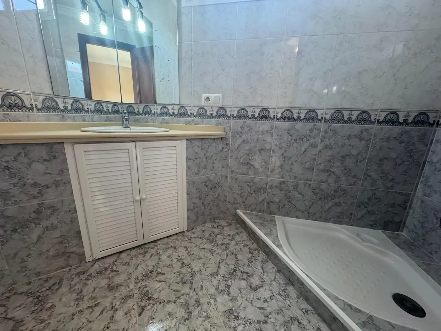 Bathroom of Flat for sale in Dos Hermanas  with Terrace and Storage room