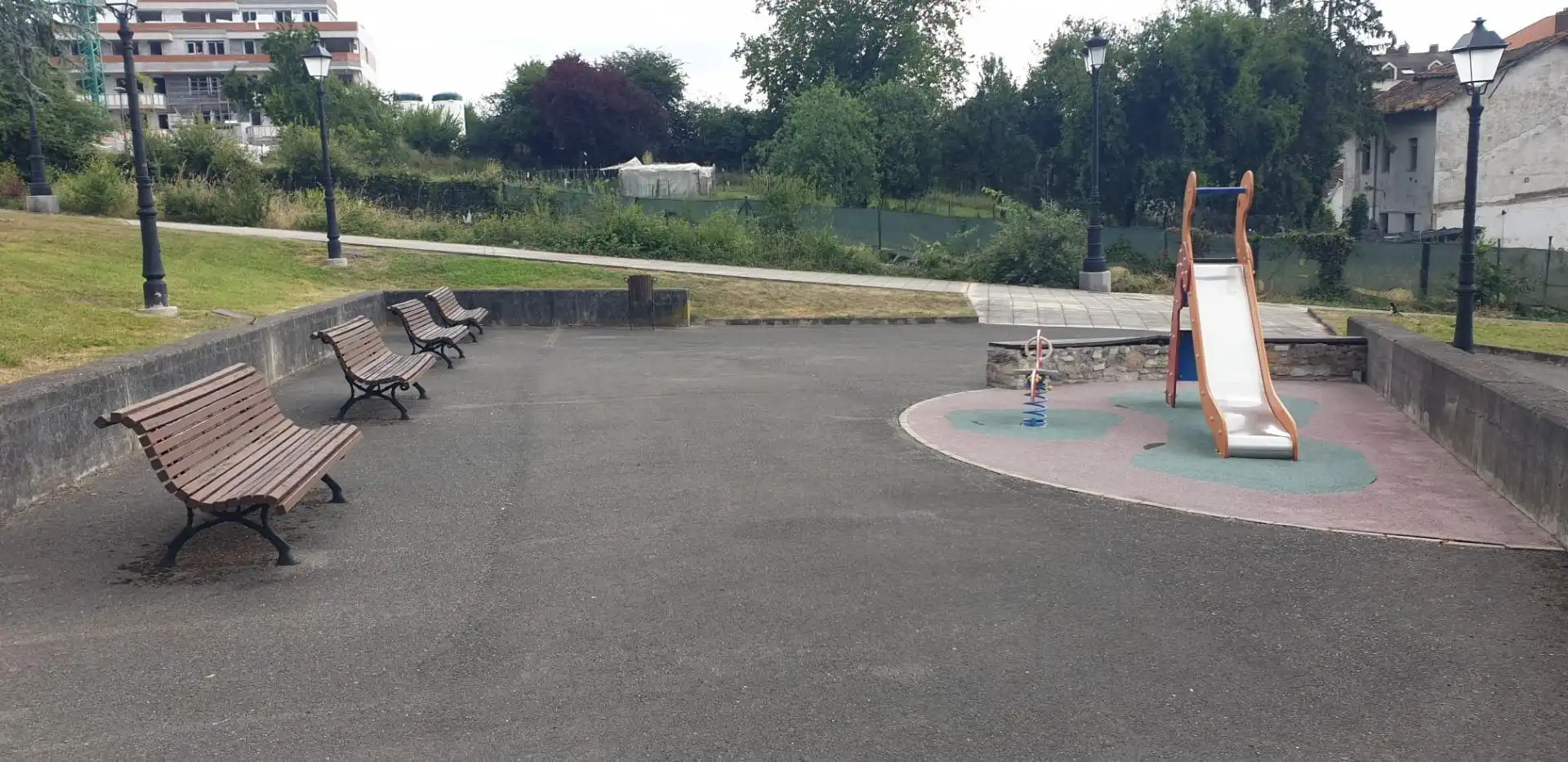 Piscina de Pis en venda en Oviedo  amb Calefacció, Jardí privat i Traster