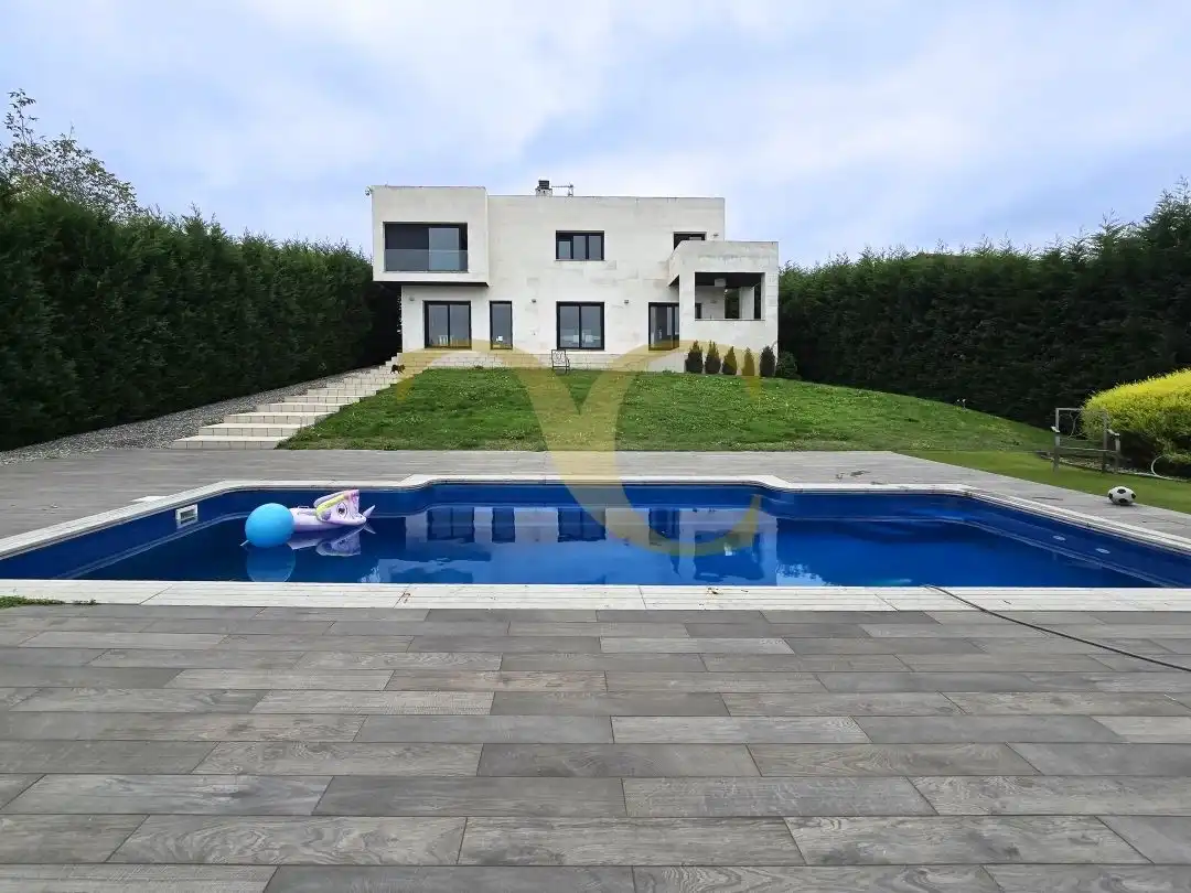 Piscina de Casa o xalet en venda en Oviedo  amb Calefacció, Jardí privat i Terrassa