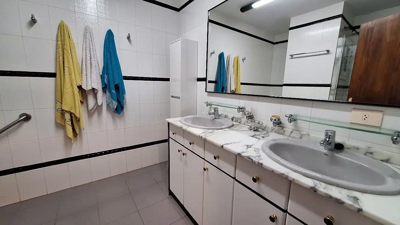 Baño de Apartamento en venta en Gandia con Aire acondicionado, Calefacción y Terraza