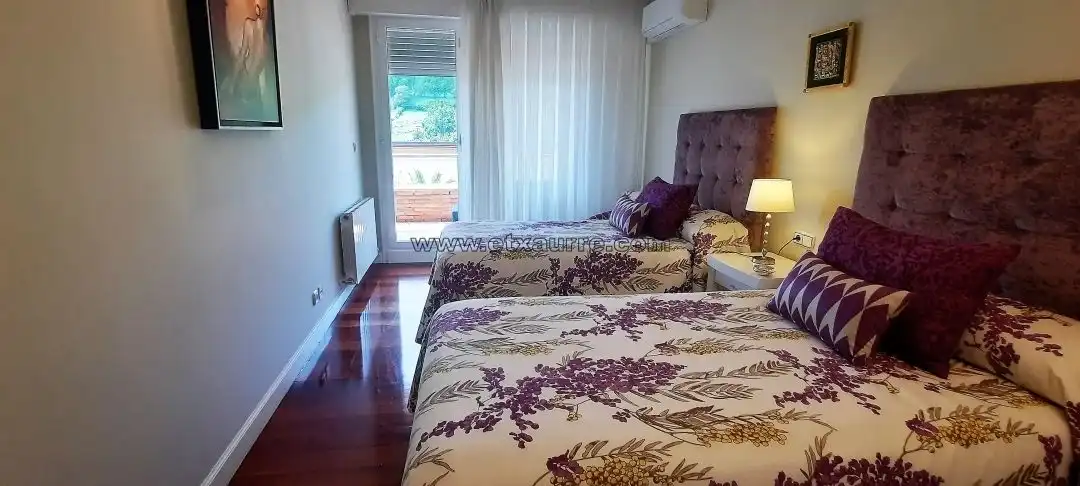Dormitori de Casa o xalet en venda en Laudio / Llodio amb Calefacció, Jardí privat i Terrassa