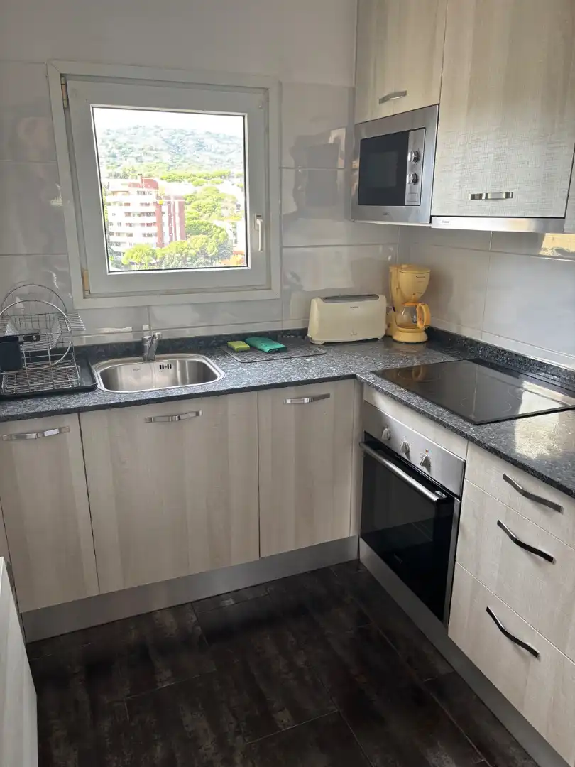 Cuina de Apartament de lloguer en Castell d'Aro, Platja d'Aro i s'Agaró amb Moblat, Rentadora i Balcó