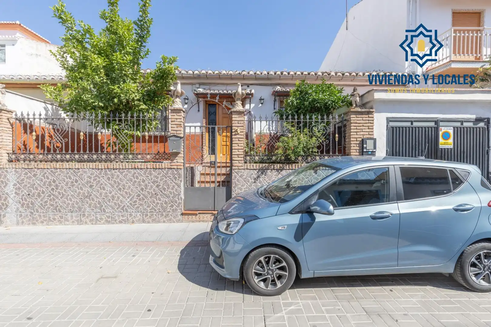 Vista exterior de Casa o xalet en venda en La Zubia amb Terrassa
