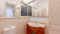 Bathroom of Flat for sale in  Barcelona Capital  with Air Conditioner, Parquet flooring and Oven