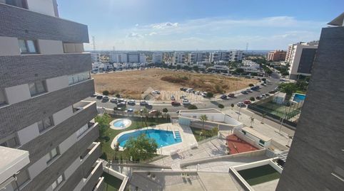 Foto 2 de Piso en venta en Av. Manuel Clavero Arévalo, Entrenúcleos, Dos Hermanas