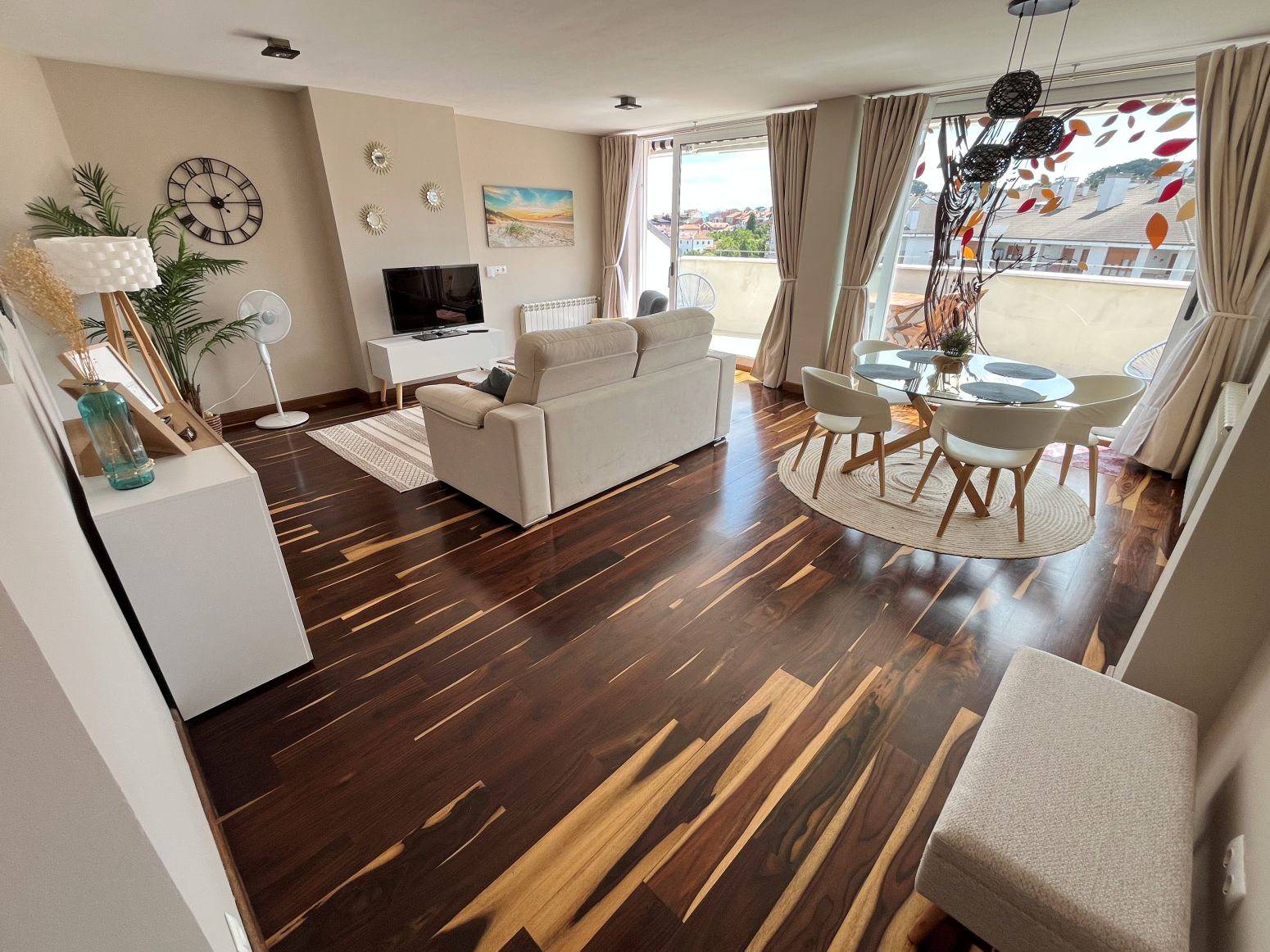 Wohnzimmer von Dachboden miete in Gozón mit Heizung, Parkett und Terrasse