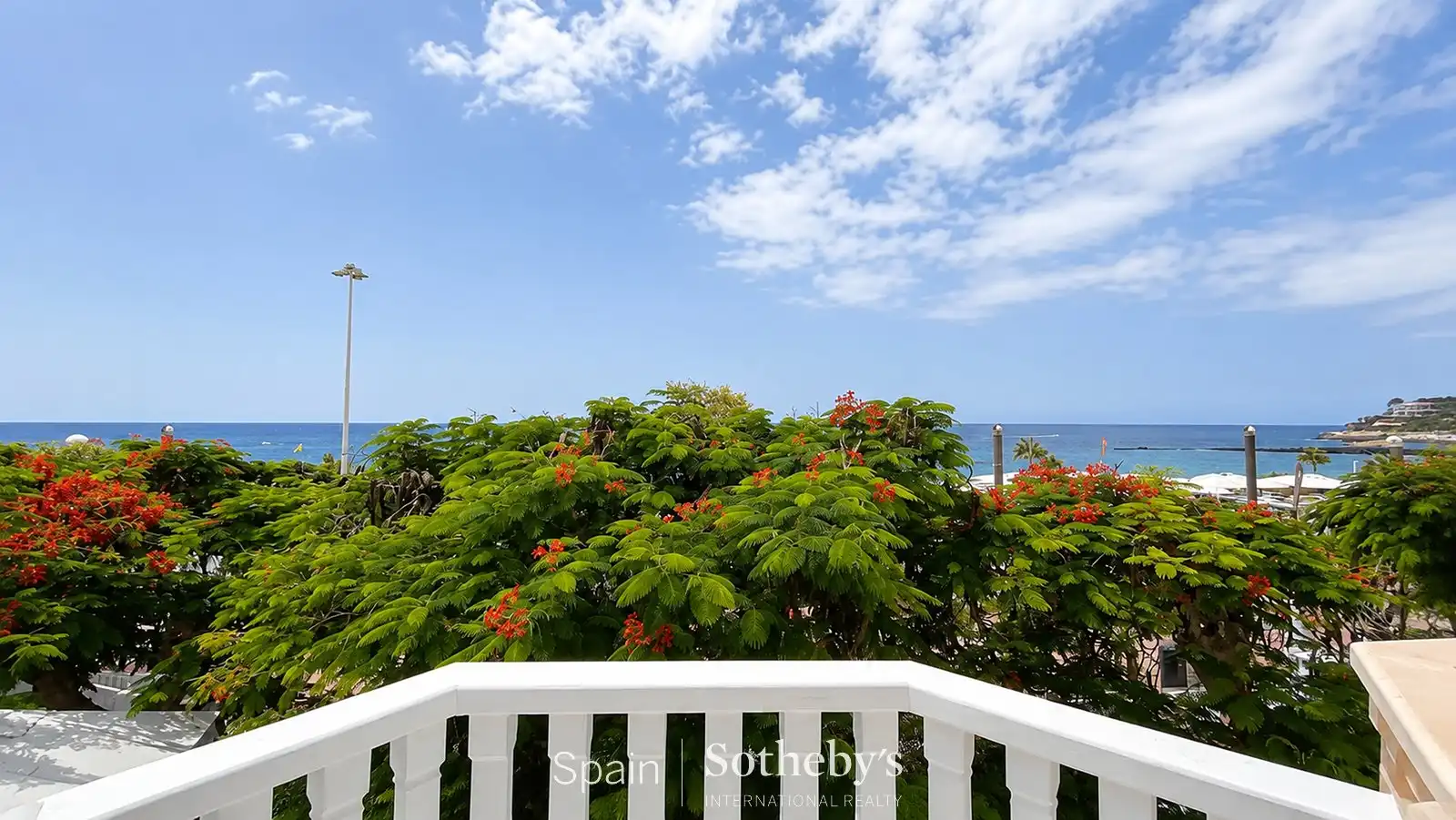 Vista exterior de Casa o chalet en venta en Adeje con Aire acondicionado, Terraza y Piscina comunitaria