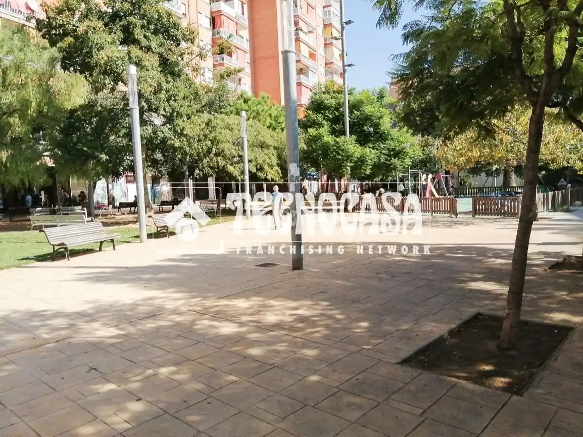 Vista exterior de Piso en venta en L'Hospitalet de Llobregat con Balcón