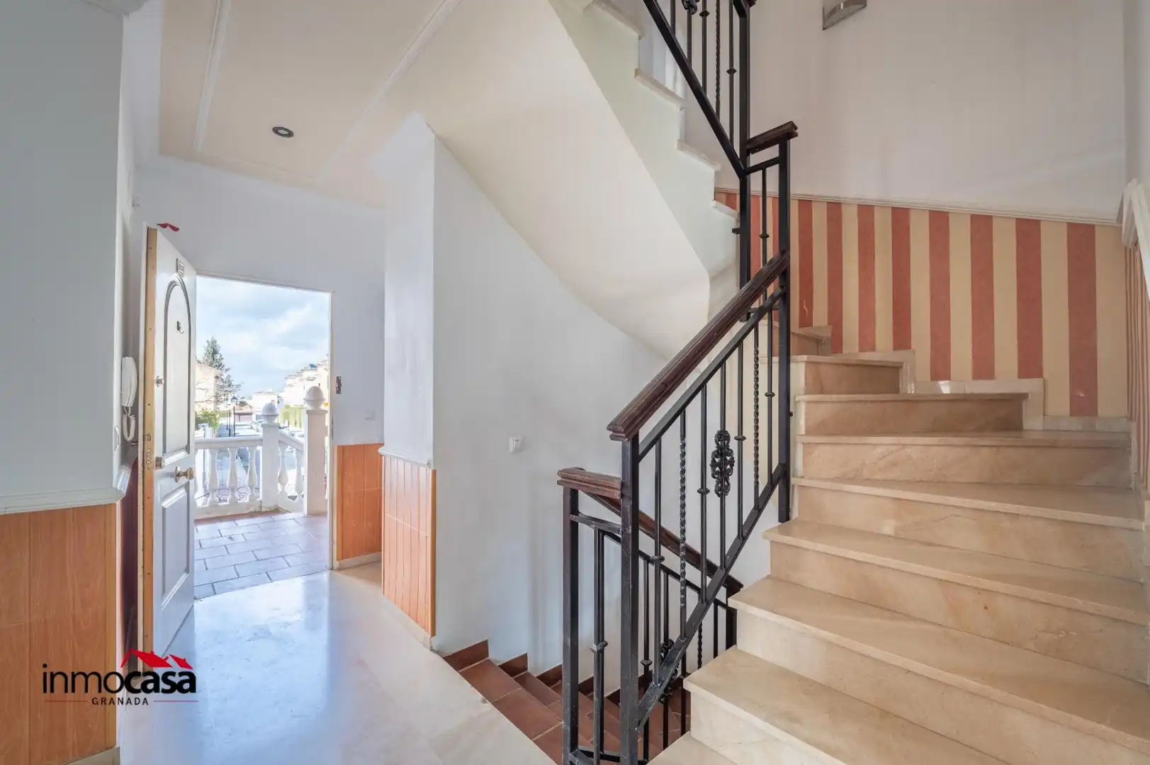 Casa adosada en venta en Ogíjares con Calefacción, Amueblado y Balcón