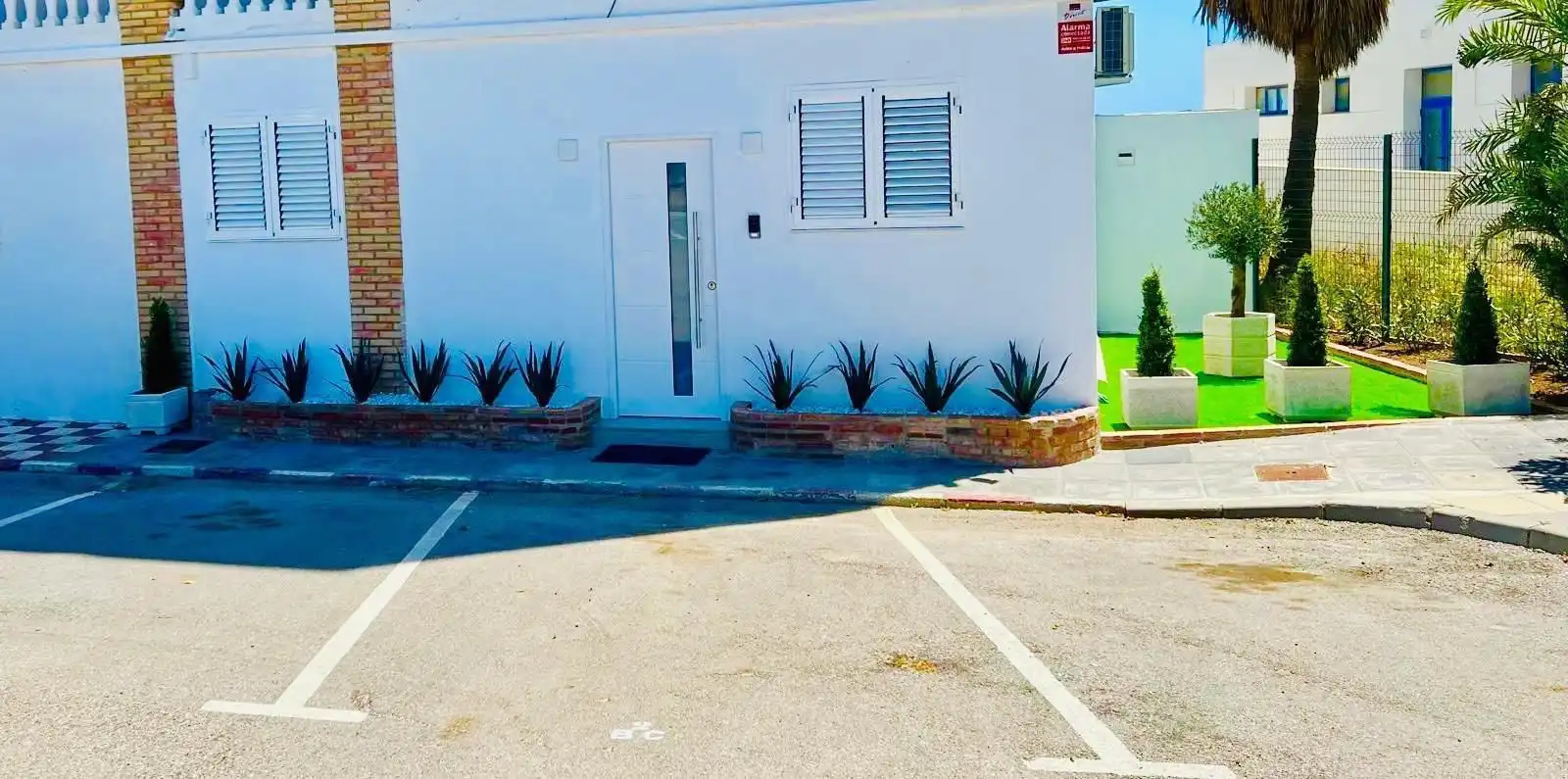 Außenansicht von Erdgeschoss zum Verkauf in Sotogrande mit Klimaanlage, Schwimmbad und Möbliert