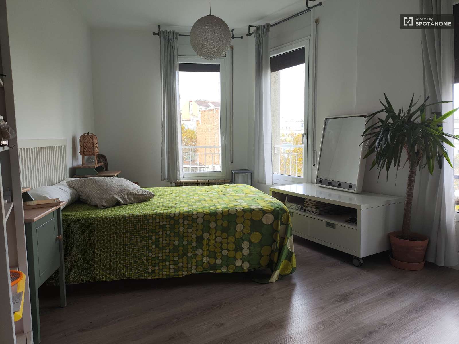 Bedroom of Flat to share in  Barcelona Capital  with Air Conditioner, Heating and Terrace