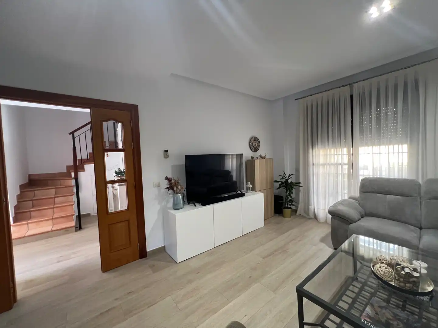 Sala d'estar de Casa adosada en venda en Espartinas amb Aire condicionat, Calefacció i Jardí privat