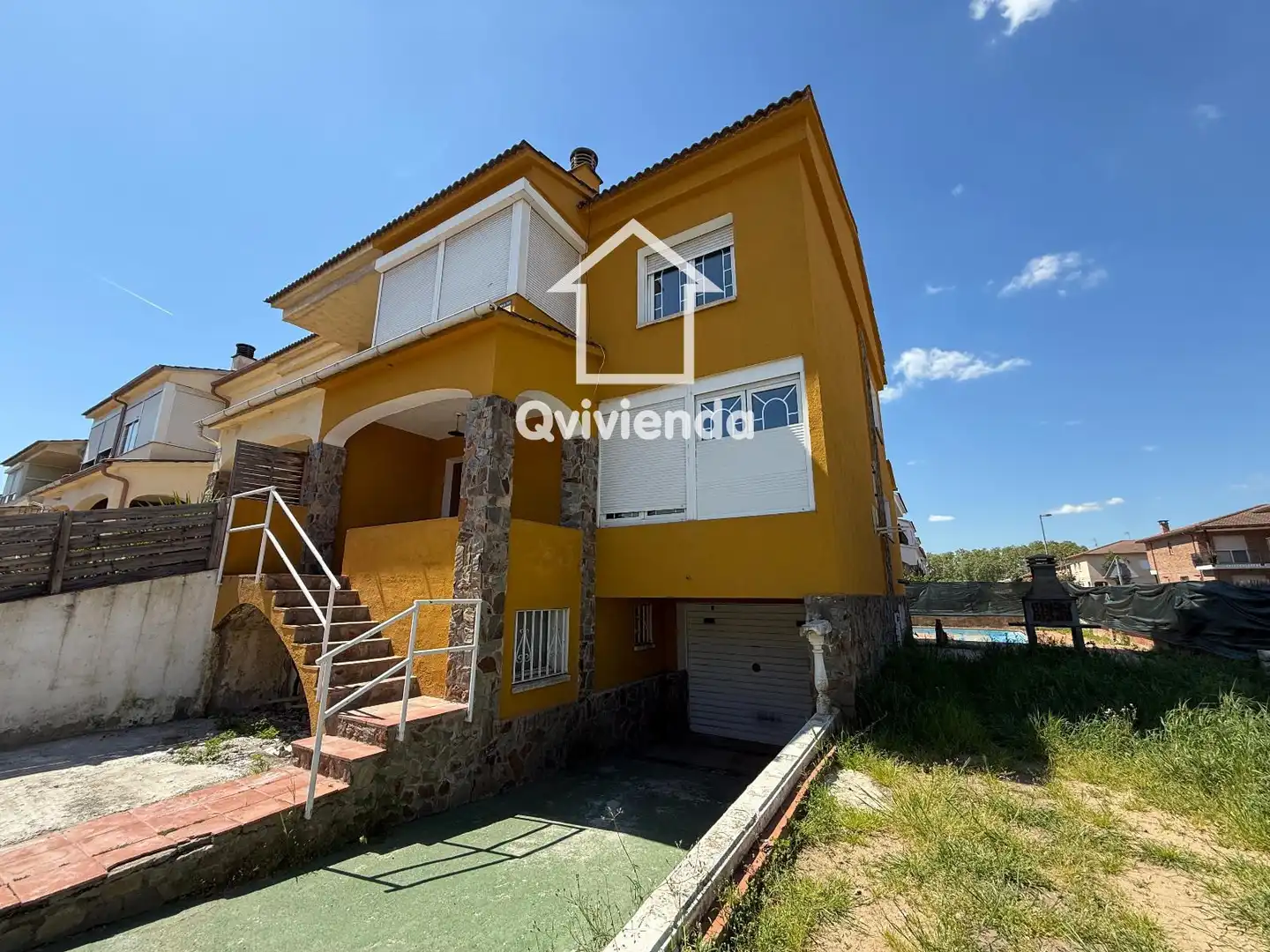 Vista exterior de Casa adosada en venta en Palau-solità i Plegamans con Piscina