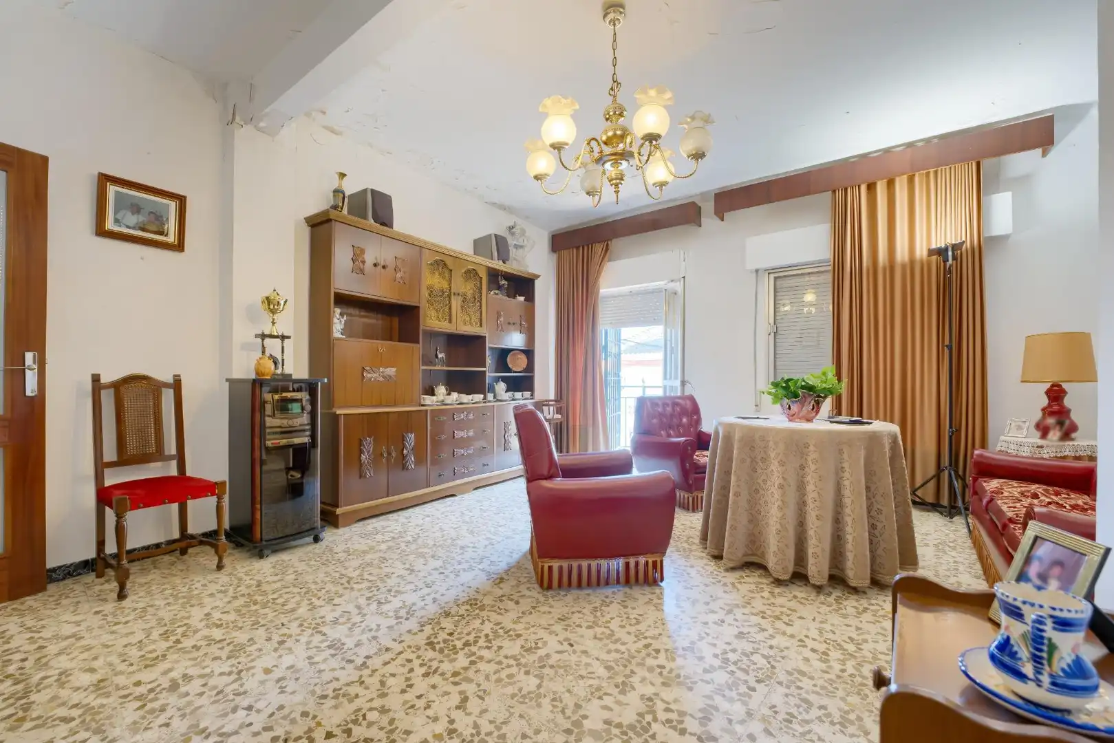 Sala de estar de Casa adosada en venta en Sanlúcar la Mayor con Aire acondicionado, Calefacción y Terraza