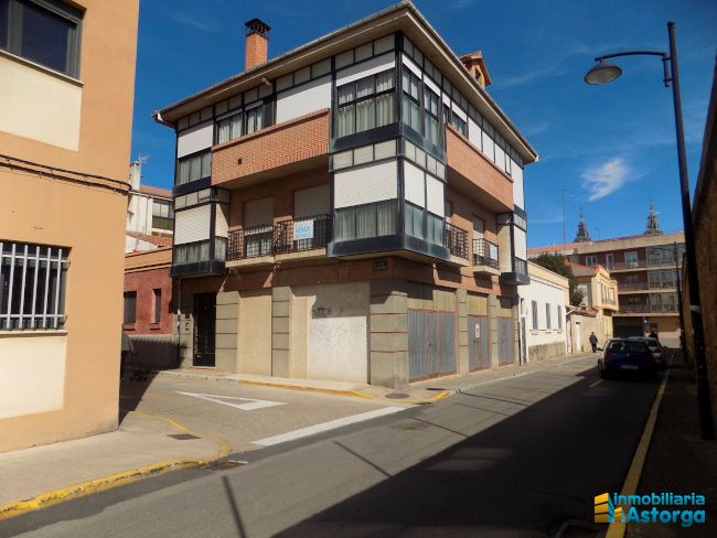 Vista exterior de Pis en venda en Astorga amb Calefacció, Terrassa i Traster