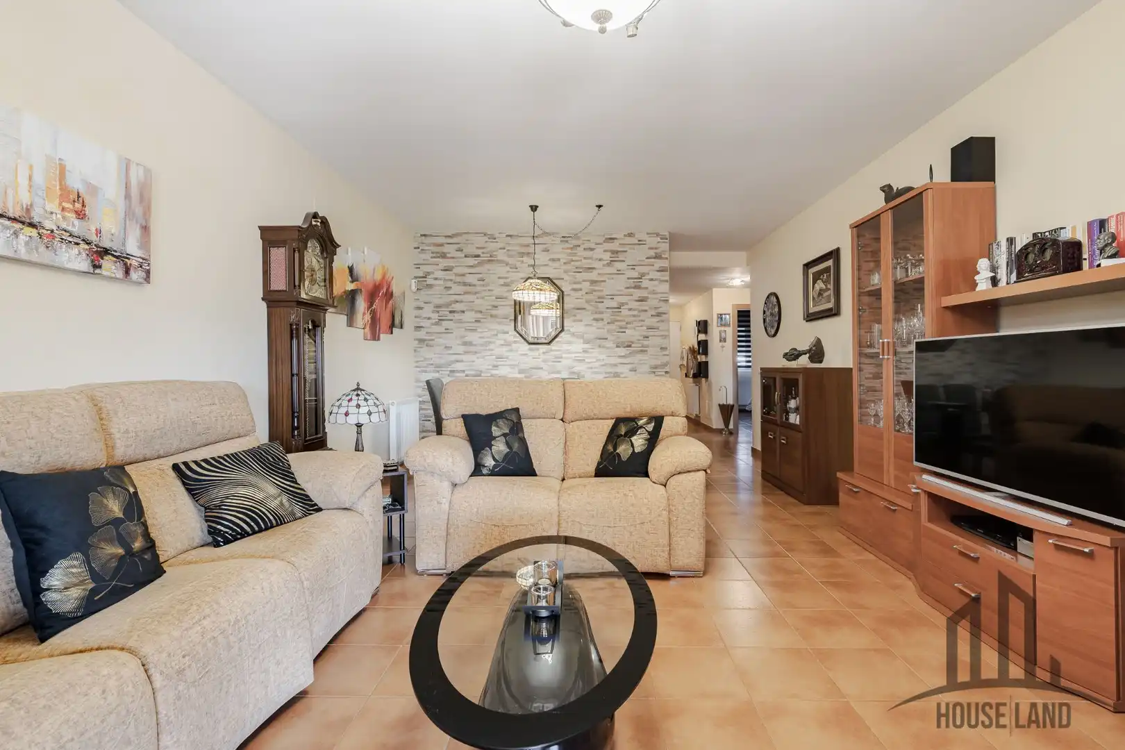 Sala de estar de Casa adosada en venta en El Casar con Aire acondicionado, Calefacción y Piscina comunitaria