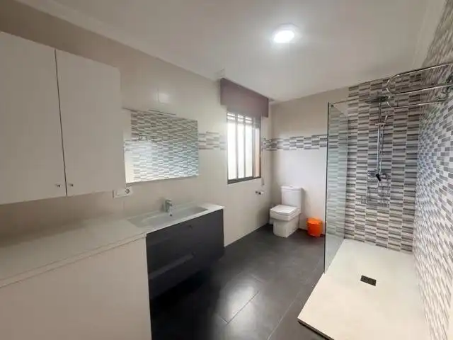 Bany de Casa o xalet en venda en Sanxenxo amb Jardí privat, Terrassa i Moblat