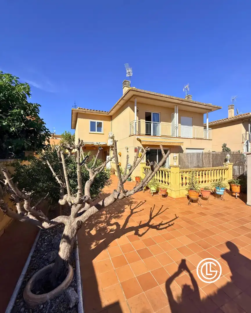Vista exterior de Casa adosada en venda en Vila-sacra amb Calefacció, Jardí privat i Terrassa