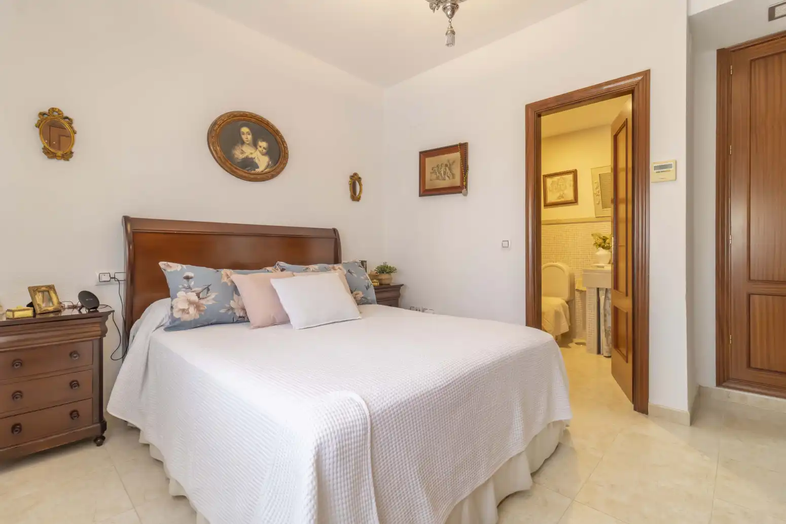 Dormitori de Casa adosada en venda en Gines amb Aire condicionat, Jardí privat i Terrassa