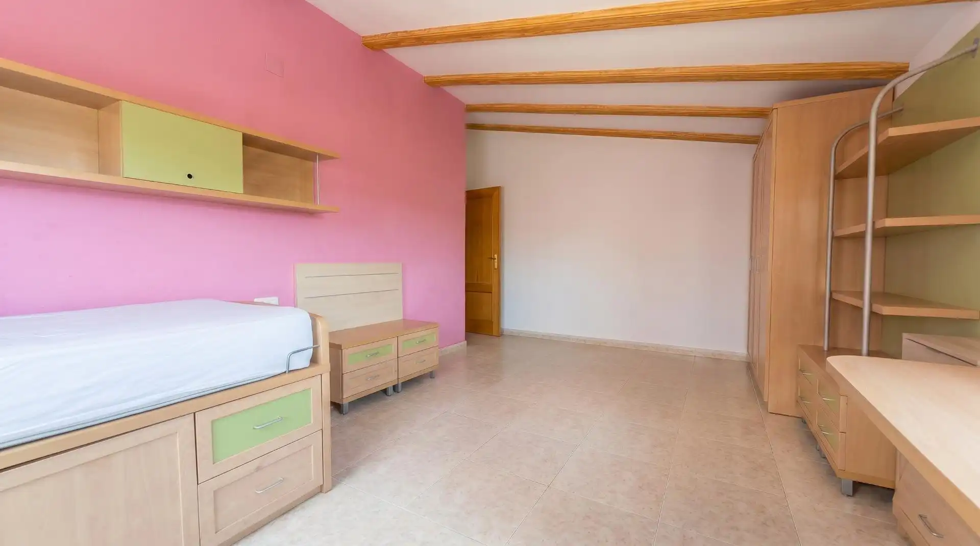 Dormitori de Casa o xalet en venda en La Pobla de Vallbona amb Aire condicionat, Calefacció i Jardí privat