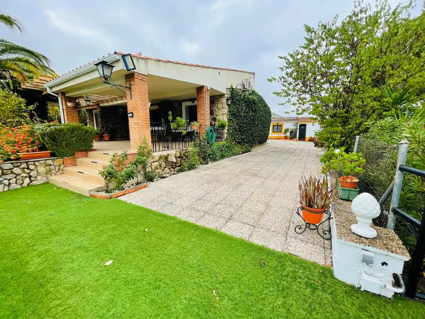 Vista exterior de Casa o chalet en venta en Casar de Cáceres con Aire acondicionado, Jardín privado y Terraza
