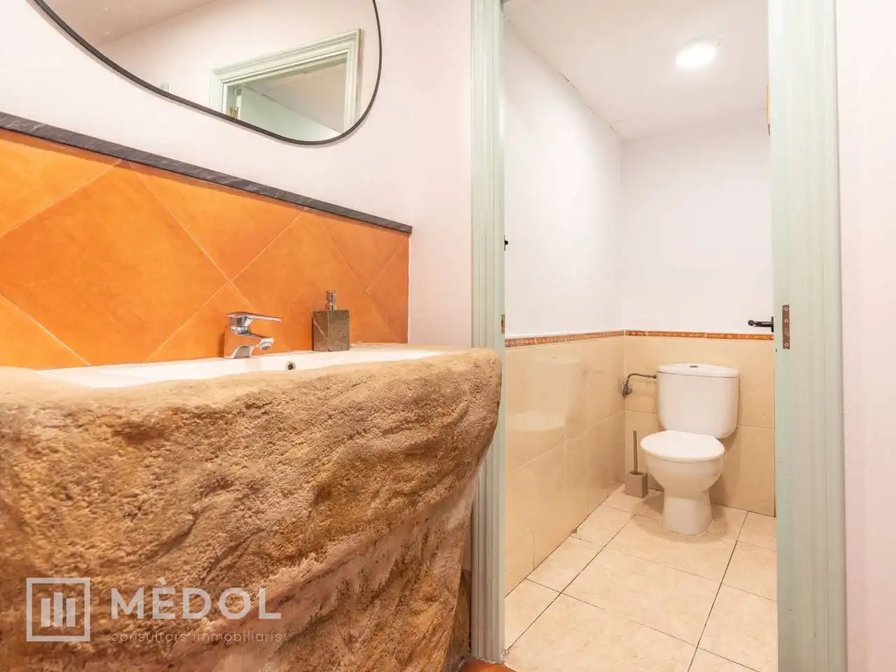 Baño de Local en traspaso en Tarragona con Aire acondicionado
