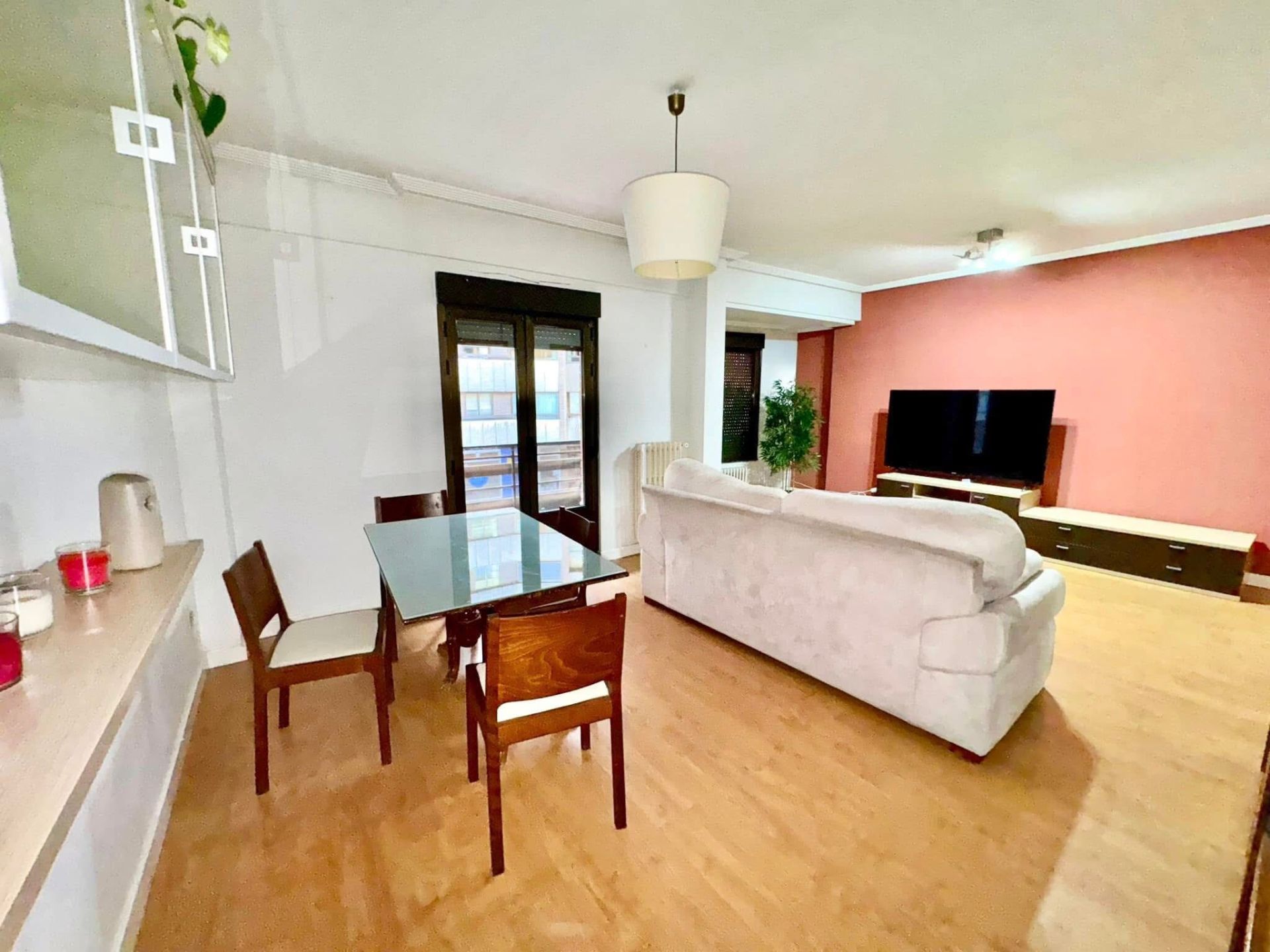 Sala d'estar de Apartament en venda en León Capital  amb Calefacció, Parquet i Terrassa