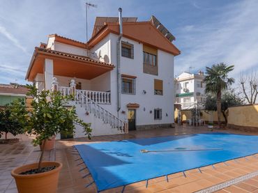 Chalet con balcón en venta en Villa de Otura