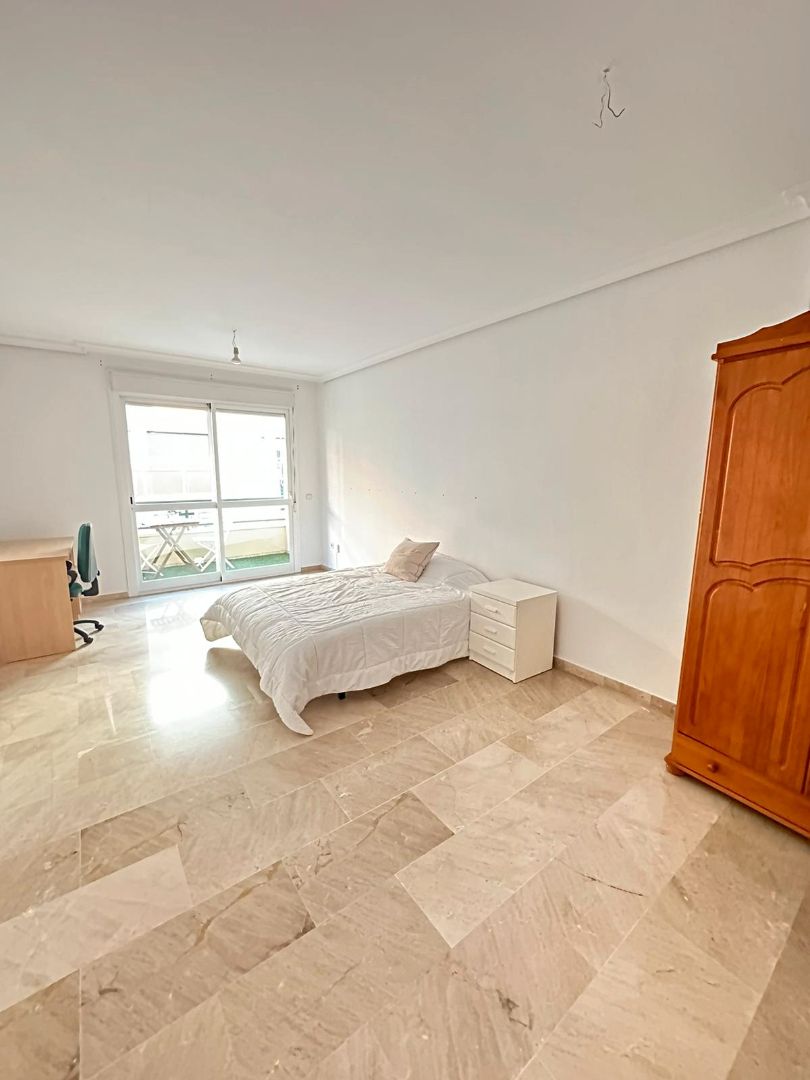 Flat to share in Calle María Malibrán, Tablero Bajo - Arruzafilla