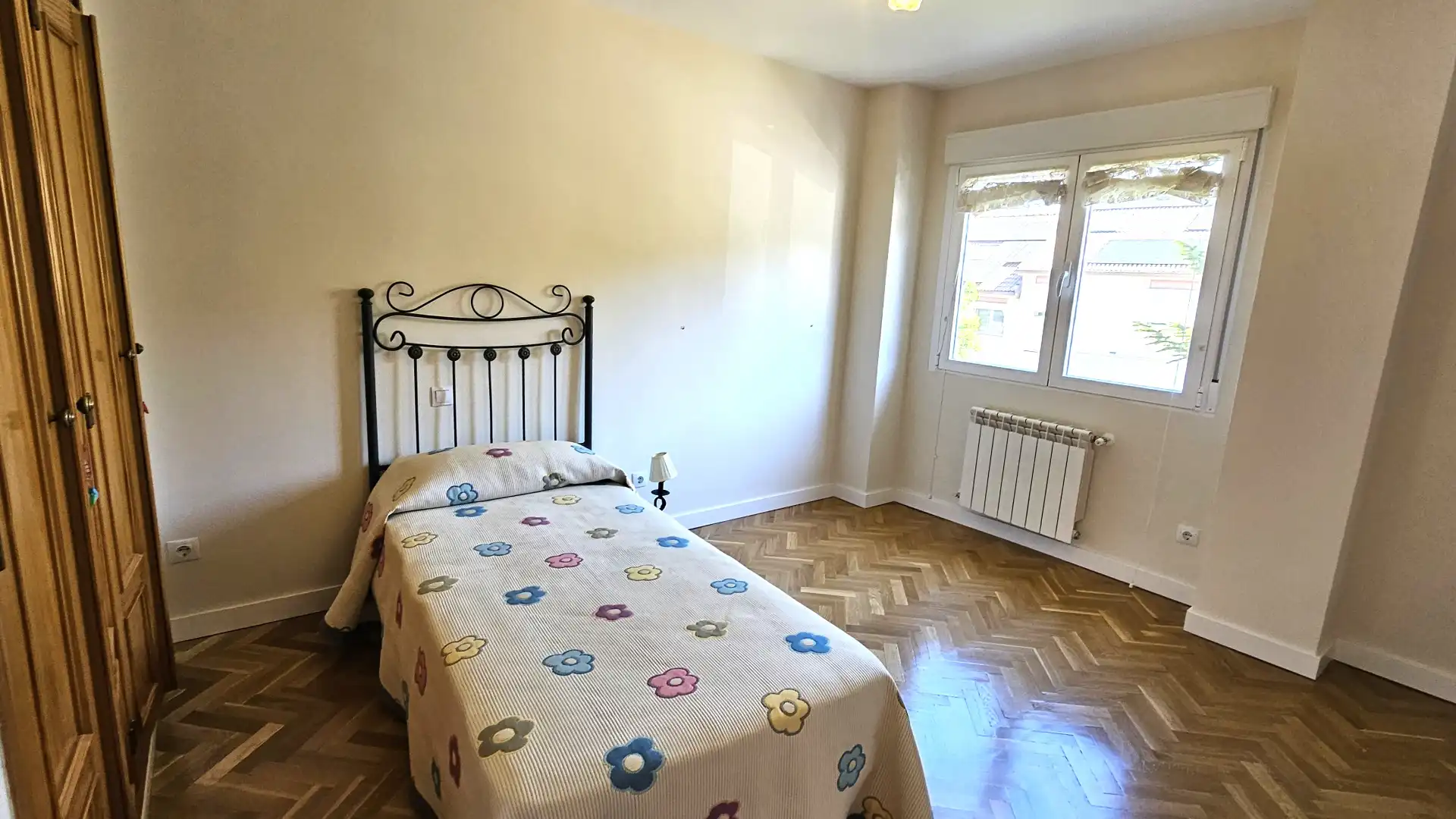 Dormitori de Casa adosada en venda en Las Rozas de Madrid amb Calefacció, Jardí privat i Parquet