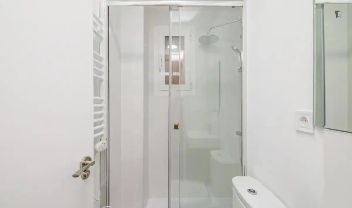 Baño de Apartamento para compartir en Madrid con Aire acondicionado, Calefacción y Amueblado