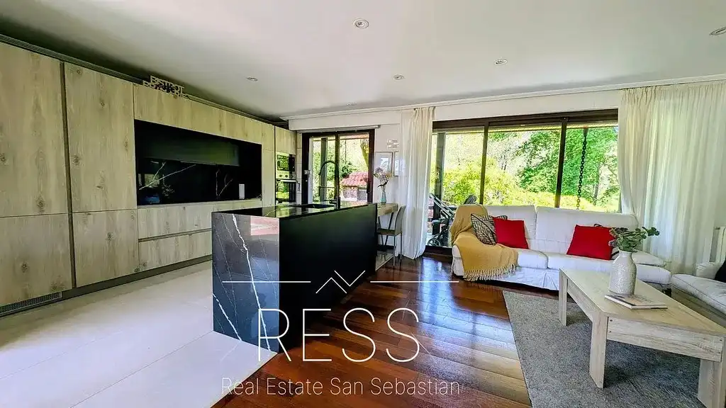 Vista exterior de Casa o xalet en venda en Hondarribia amb Aire condicionat, Jardí privat i Terrassa